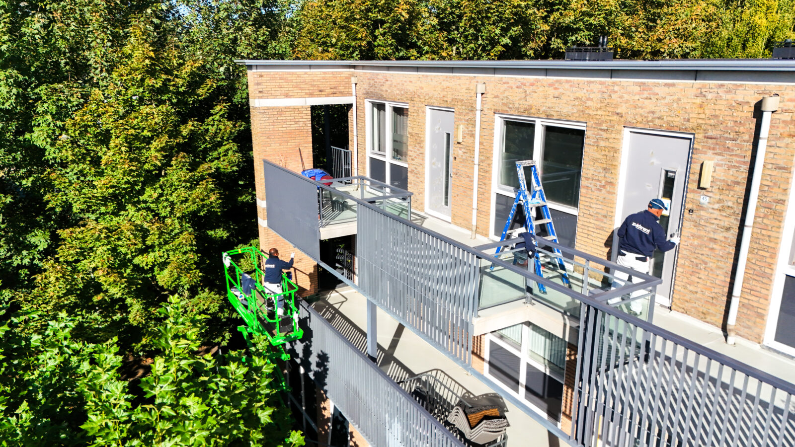 Buitenschilderwerk op de galerij van een appartementencomplex