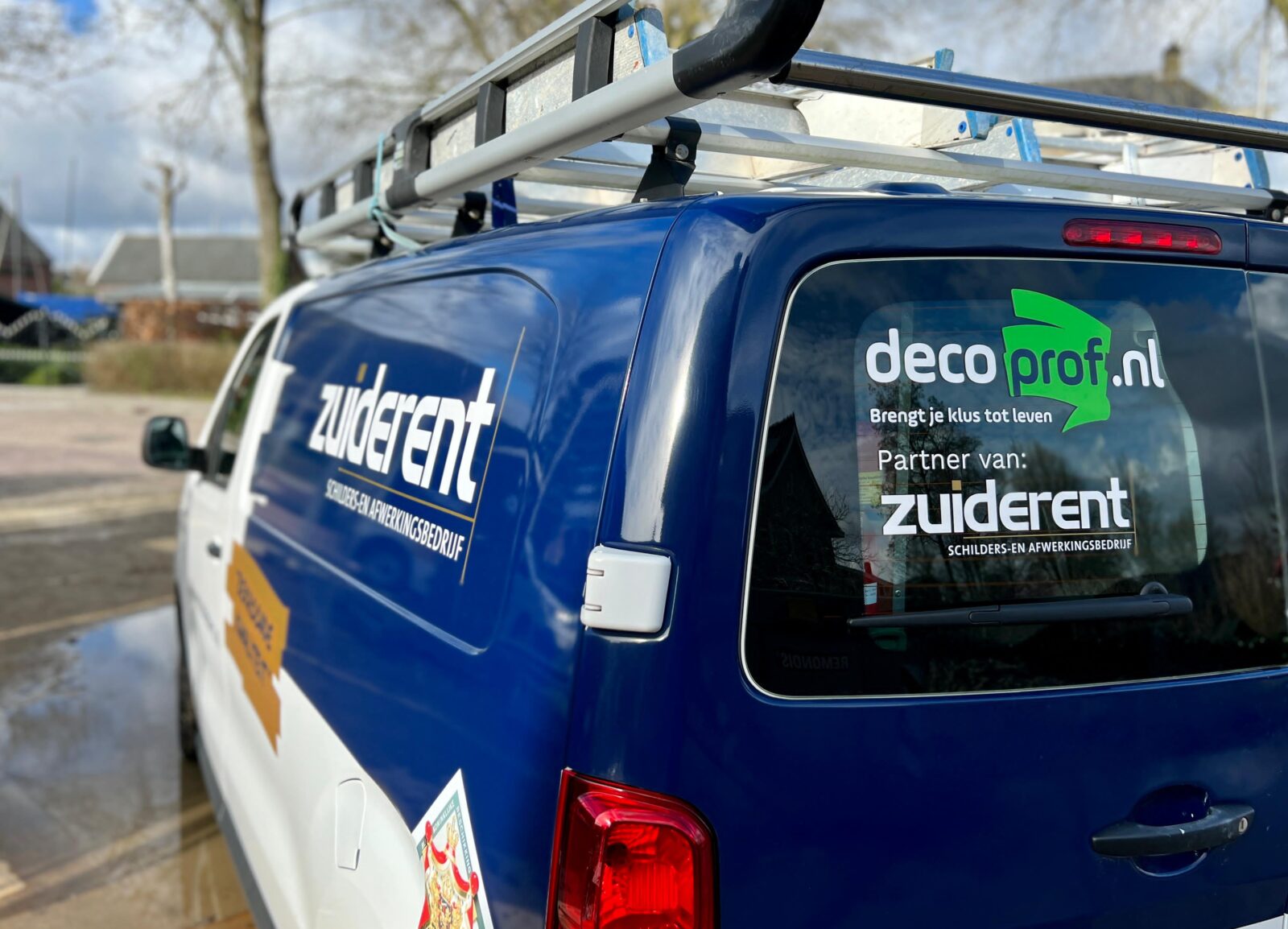 Zuiderent bedrijfsbus met logo van decoprof, klaar voor schilder- en onderhoudsprojecten op locatie.