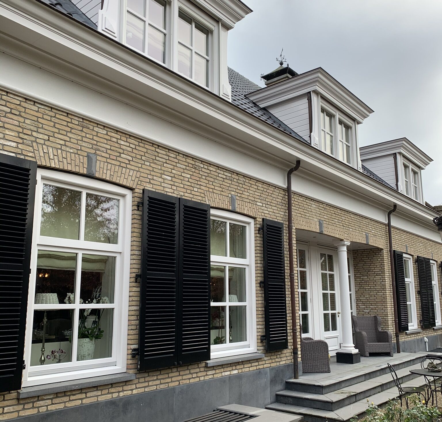 Buitenschilderwerk voor familie van Vugt aan voorgevel woning