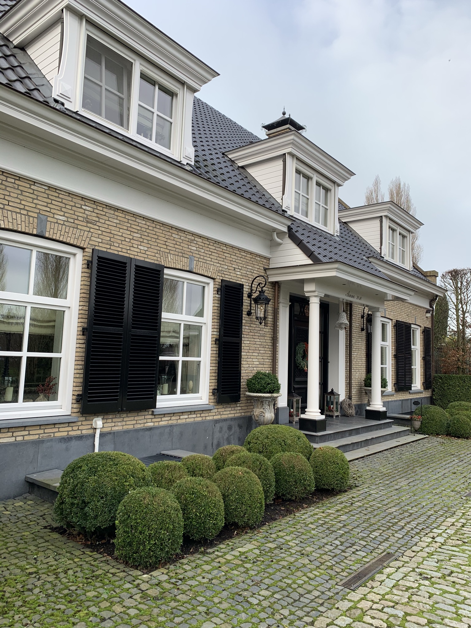 Woning voorkant familie van Vugt buitenschilderwerk door Zuiderent