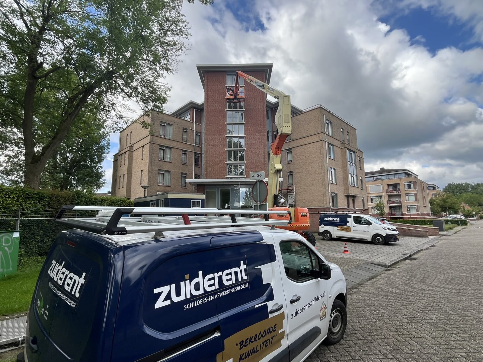HW wonen complex gebouw met voorkant werkbus van Zuiderent