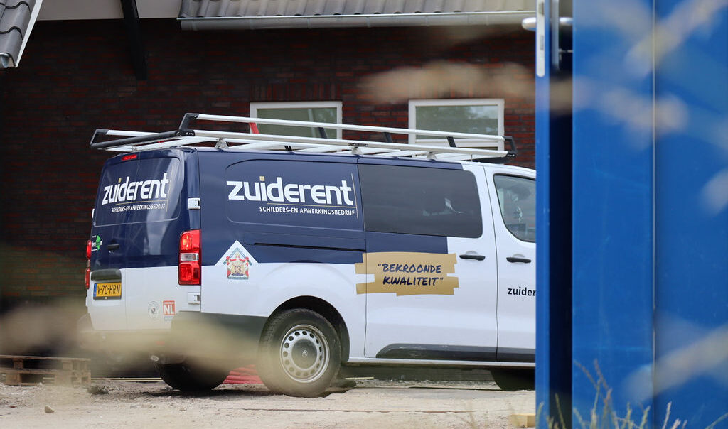 Zuiderent bedrijfsbus met logo en slogan geparkeerd op locatie.