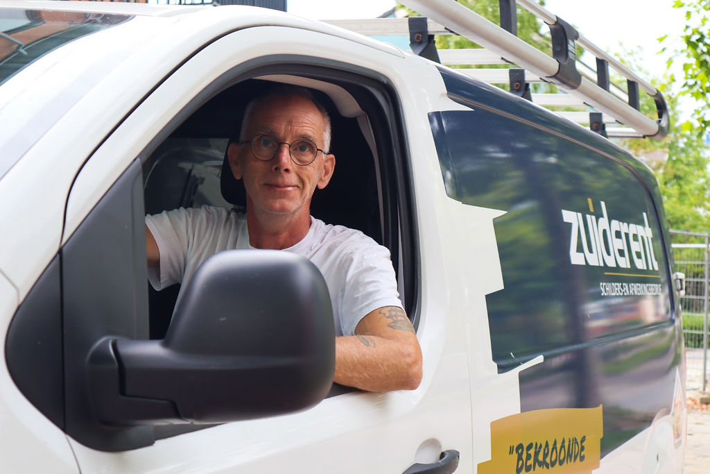 Zuiderent schilder in zijn werkbus onderweg naar werklocatie