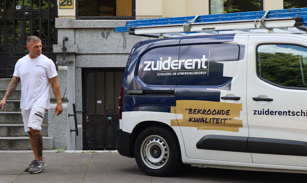 Werknemer kijkt naar werkbus van Zuiderent