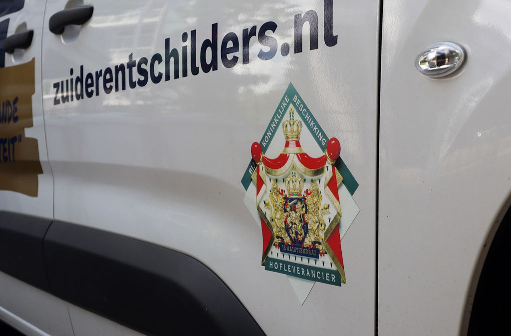 Hofleverancier-embleem zichtbaar op de Zuiderent bus.