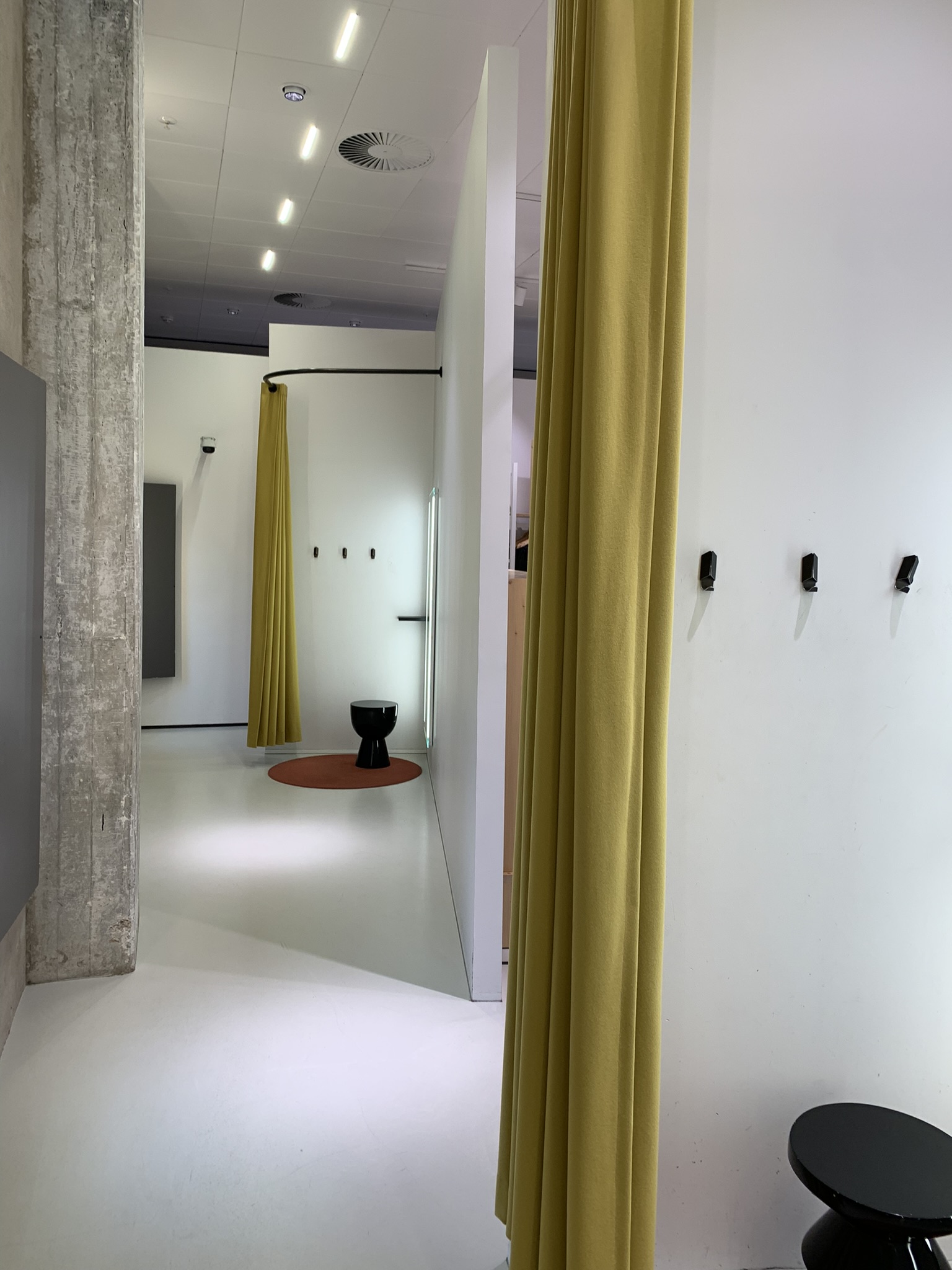 Schilderwerk in de kleedkamers van de Bijenkorf in Rotterdam