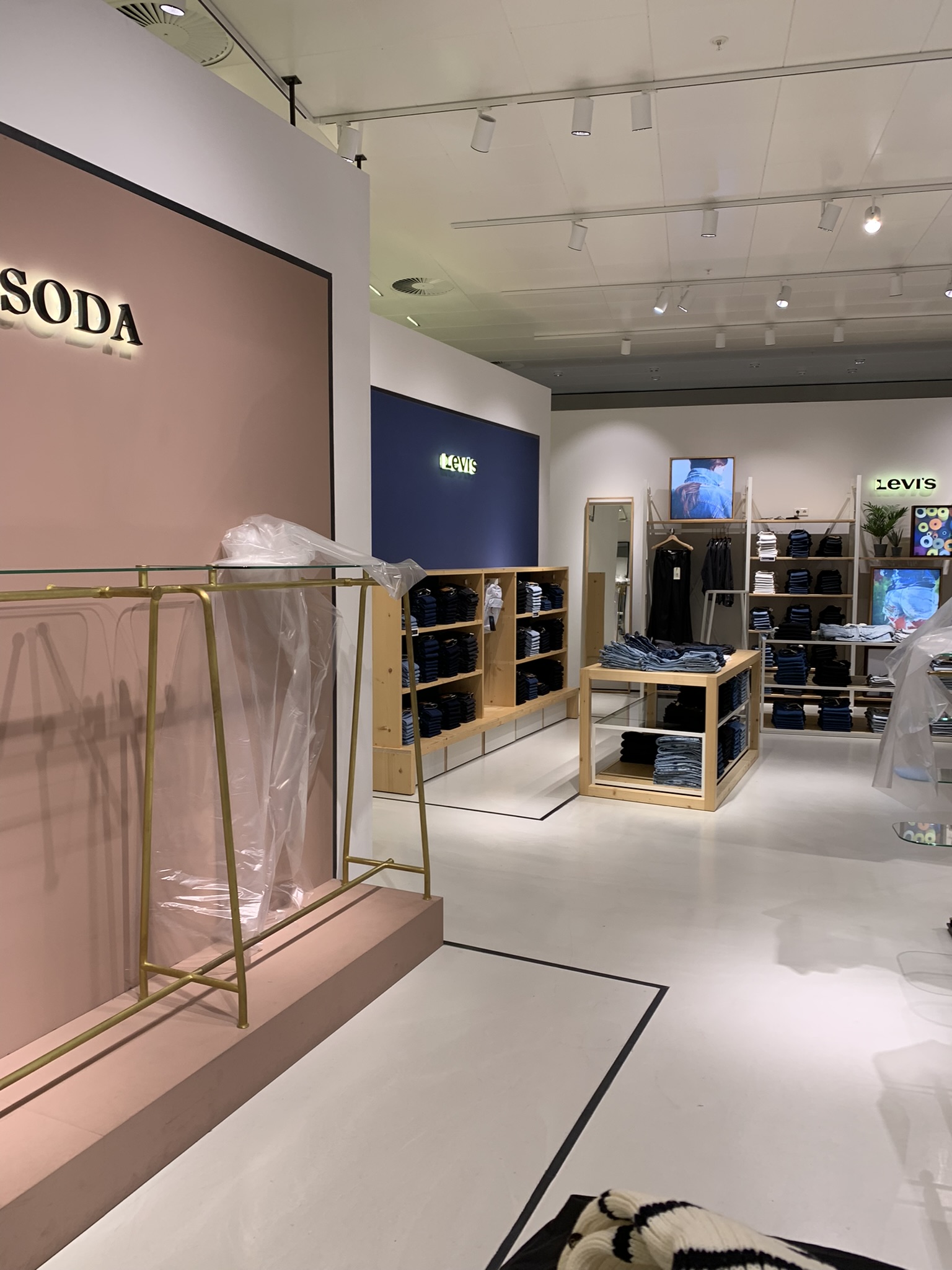 Binnenschilderwerk bij merk standplaats de Bijenkorf in Rotterdam