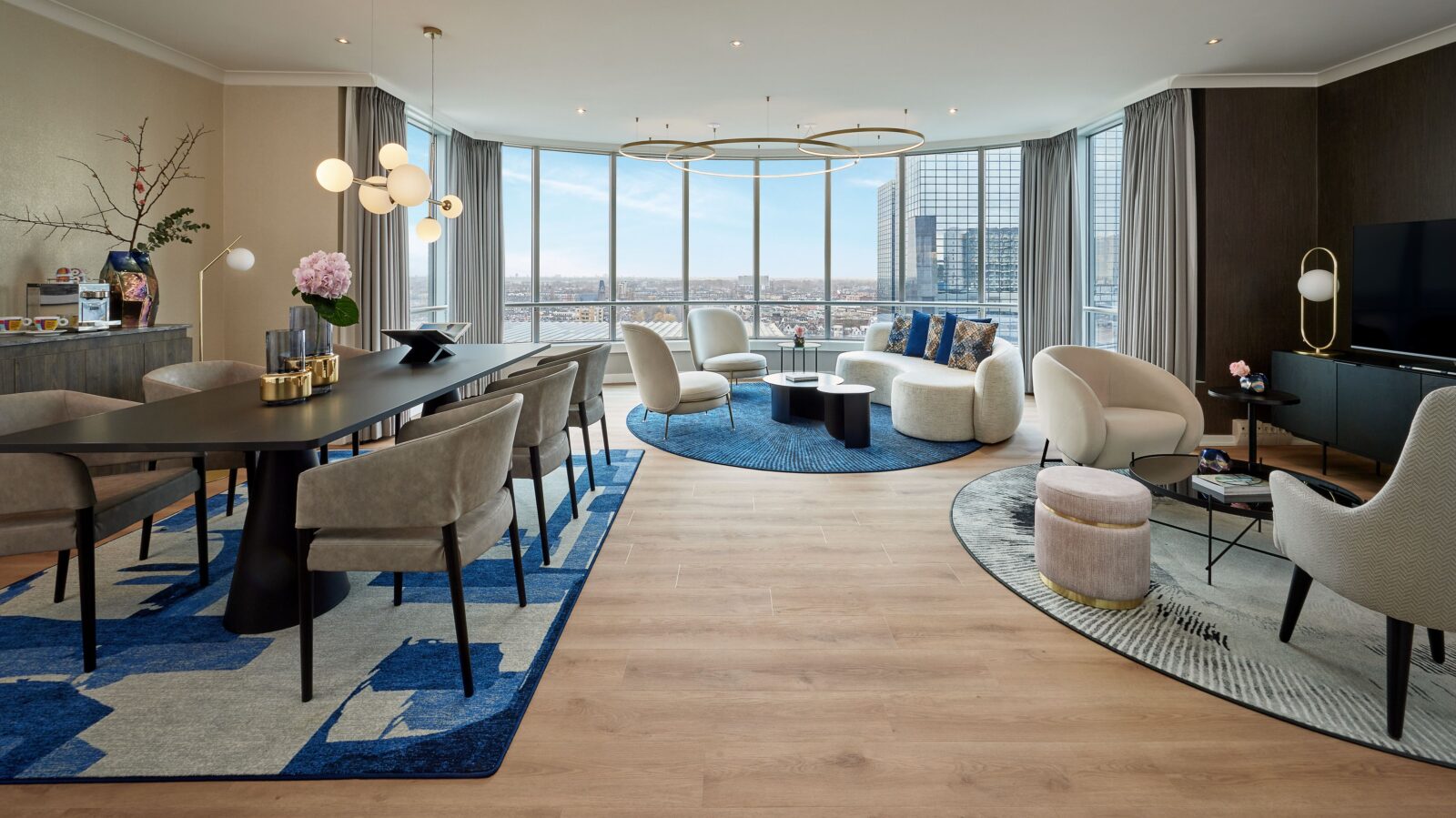 Suite met binnenschilderwerk in het Marriott Hotel in Rotterdam.